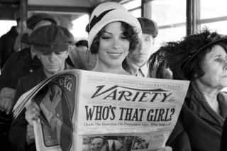 The Artist: Bérénice Bejo sorride nel ruolo di Peppy Miller in una scena del film