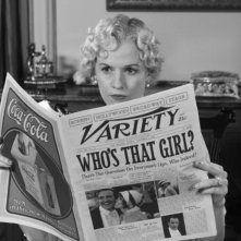 The Artist: Penelope Ann Miller sfoglia il giornale in una scena del film