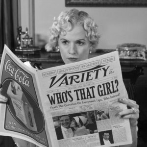 The Artist: Penelope Ann Miller sfoglia il giornale in una scena del film