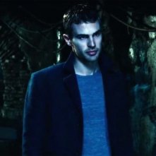 Theo James in una scena di Underworld: Il risveglio