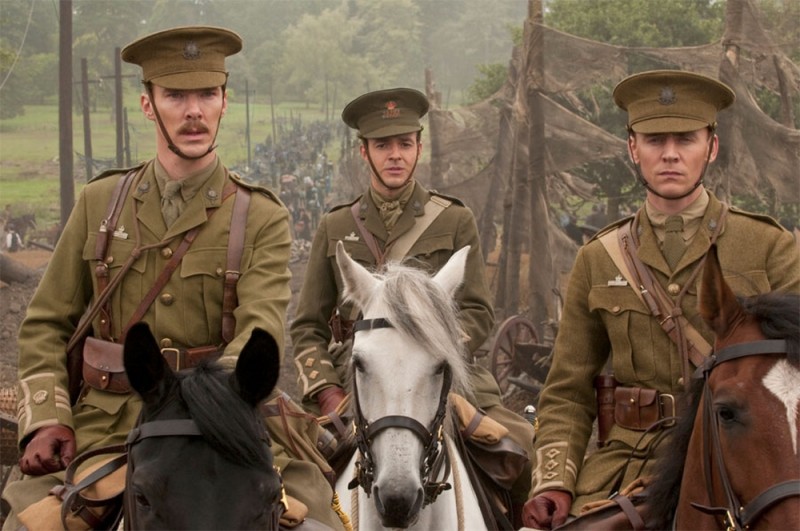 Tom Hiddleston, Patrick Kennedy e Benedict Cumberbatch in una scena di War Horse