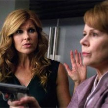 American Horror Story: Connie Britton con Christine Estabrook nell'episodio Open House