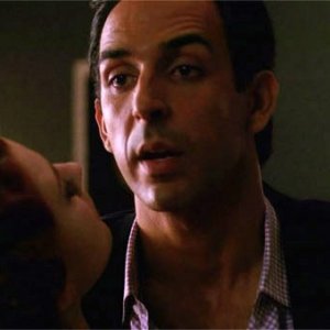 American Horror Story: Joe Escandarian (Amir Arison) circuito da Moira nell'episodio Open House