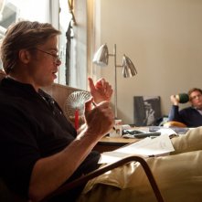 Brad Pitt in una scena del film L'arte di vincere - Moneyball insieme a Jonah Hill