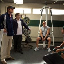 Brad Pitt in una scena del film L'arte di vincere - Moneyball insieme a Jonah Hill e Casey Bond