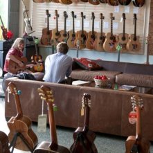 Brad Pitt in una scena del film L'arte di vincere - Moneyball insieme alla piccola Kerris Dorsey