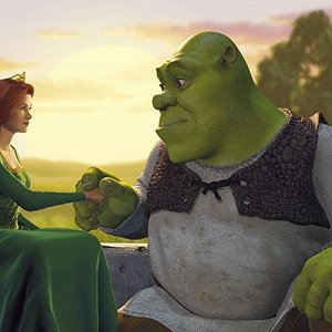 FIona e Shrek in una romantica scena del film Shrek (2001)