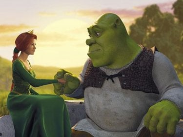 FIona e Shrek em cena romântica do filme Shrek (2001)