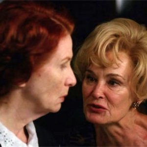 Jessica Lange in American Horror Story (episodio Open House) con Alexandra Breckenridge