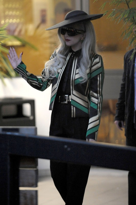 Lady Gaga A Londra Novembre 2011 Con Un Giacchino Con Motivo Art Deco Verde Nero E Oro Camicia In Ch 223199