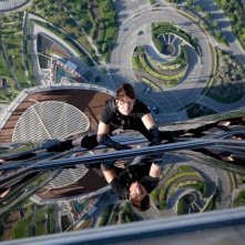 Mission: Impossible - Protocollo Fantasma, una suggestiva immagine di Tom Cruise in azione