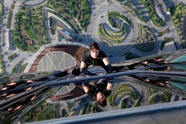 Mission: Impossible - Protocollo Fantasma, una suggestiva immagine di Tom Cruise in azione
