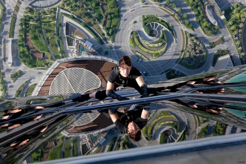 Mission: Impossible - Protocollo Fantasma, una suggestiva immagine di Tom Cruise in azione