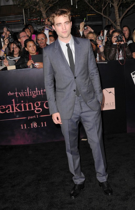 Robert Pattinson Alla Premiere Losangelina Di Breaking Dawn Parte 1 L Abito E Un Completo Gucci Blu  223278