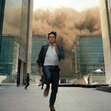 Tom Cruise corre tra i grattacieli in una scena d'azione di Mission: Impossible - Protocollo Fantasma