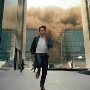 Tom Cruise corre tra i grattacieli in una scena d'azione di Mission: Impossible - Protocollo Fantasma