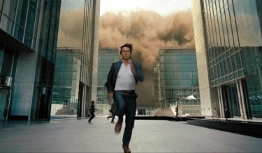 Tom Cruise corre tra i grattacieli in una scena d'azione di Mission: Impossible - Protocollo Fantasma