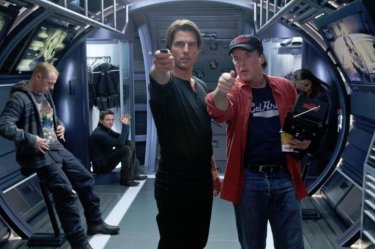 Tom Cruise e il regista Brad Bird sul set di Mission: Impossible - Protocollo Fantasma insieme a Jeremy Renner e Simon Pegg