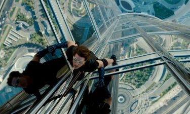 Tom Cruise in una pericolosissima scena di Mission: Impossible - Protocollo Fantasma