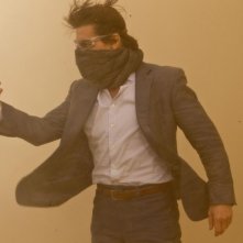Tom Cruise in una polverosa immagine di Mission: Impossible - Protocollo Fantasma