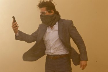 Tom Cruise in una polverosa immagine di Mission: Impossible - Protocollo Fantasma