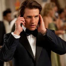 Tom Cruise si coordina telefonicamente con la sua squadra in una scena di Mission: Impossible - Protocollo Fantasma