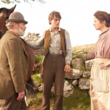 War Horse: Jeremy Irvine, Peter Mullan ed Emily Watson in una scena del film