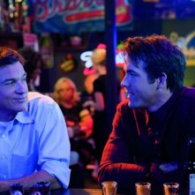 Cambio Vita: Ryan Reynolds e Jason Bateman al bar in una scena del film