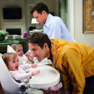 Cambio Vita: Ryan Reynolds insieme a Jason Bateman e ai suoi due piccoli in una scena del film