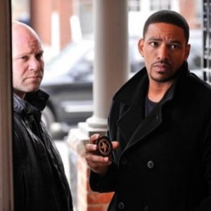 Domenick Lombardozzi e Laz Alonso in una scena della serie televisiva I signori della fuga