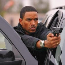 Laz Alonso in una scena della serie televisiva I signori della fuga