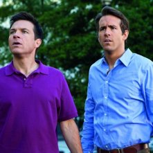 Ryan Reynolds in una scena di Cambio Vita con l'amico Jason Bateman