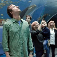 Ryan Reynolds in visita all'acquario in una scena di Cambio Vita