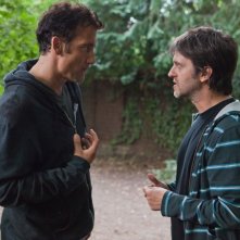 Clive Owen sul set di Intruders parla col regista Juan Carlos Fresnadillo