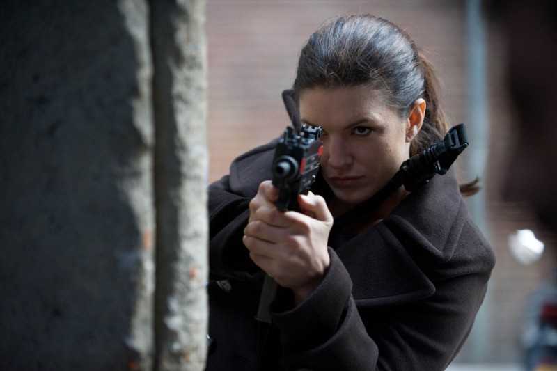 Gina Carano prende la mira in una scena di Knockout - Resa dei conti