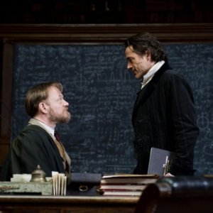 Jared Harris e Robert Downey Jr. in una scena di Sherlock Holmes: Gioco di ombre