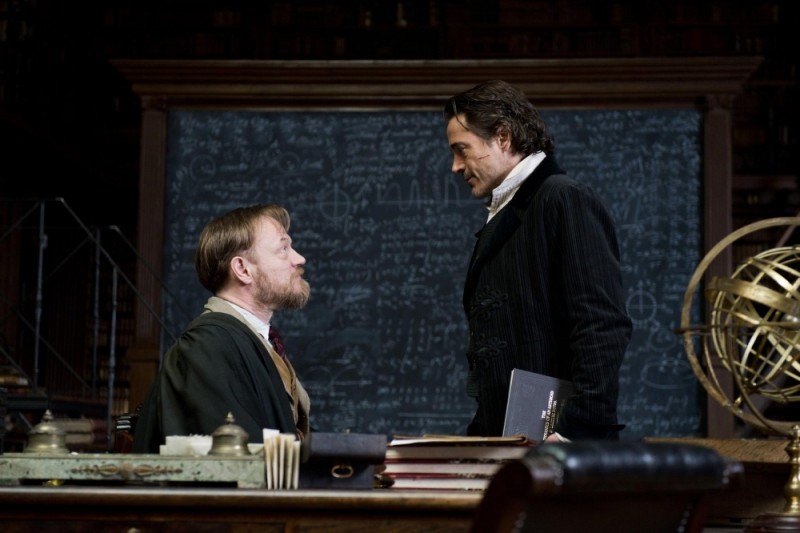Jared Harris e Robert Downey Jr. in una scena di Sherlock Holmes: Gioco di ombre