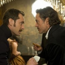 Jude Law e Robert Downey in una scena di Sherlock Holmes: Gioco di ombre