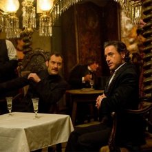 Jude Law e Robert Downey Jr. sorseggiano del vino in un'immagine di Sherlock Holmes: Gioco di ombre