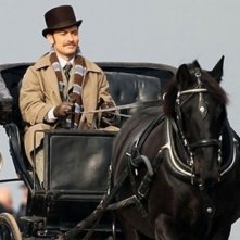 Jude Law in carrozza in una scena di Sherlock Holmes: Gioco di ombre