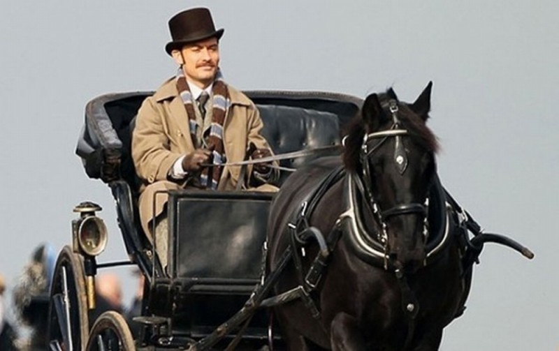 Jude Law in carrozza in una scena di Sherlock Holmes: Gioco di ombre