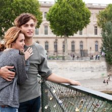 Miley Cyrus insieme a Douglas Booth in una romantica scena di LOL - Pazza del mio migliore amico