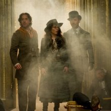 Robert Downey Jr., Noomi Rapace e Jude Law in una scena di Sherlock Holmes: Gioco di ombre