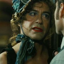 Robert Downey Jr. vestito da donna in una scena di Sherlock Holmes: Gioco di ombre