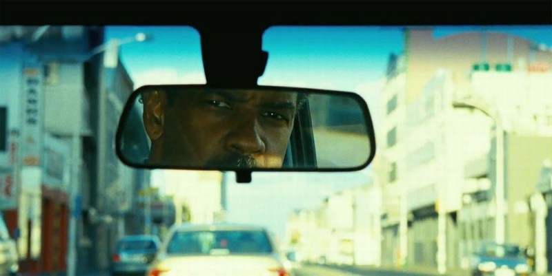 Safe House Denzel Washington Si Riflette Nello Specchietto Retrovisore In Una Scena Del Film 223376