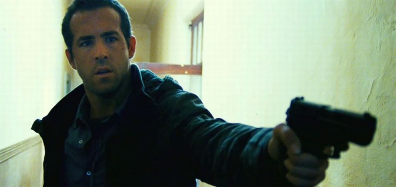 Safe House Ryan Reynolds Impugna La Sua Pistola In Una Scena Del Film 223383