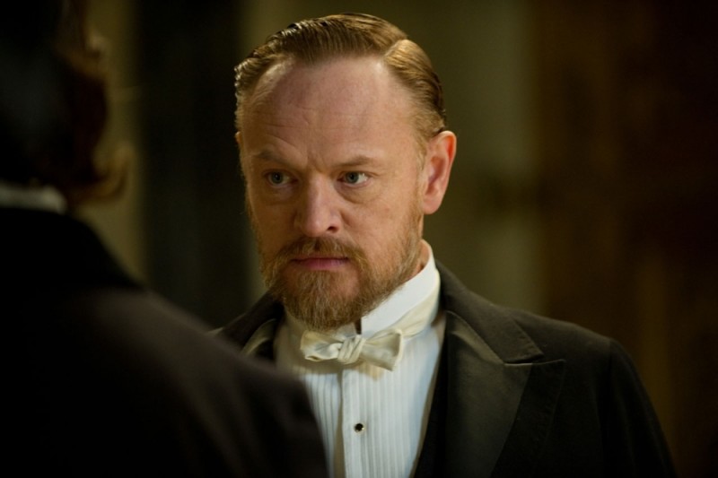 Jared Harris in una scena di Sherlock Holmes 2