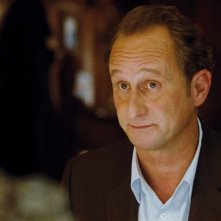 Un primo piano di Benoît Poelvoorde, protagonista di Emotivi anonimi