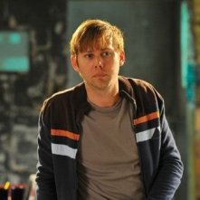 Breakout Kings: Jimmi Simpson in una scena della serie