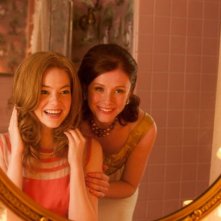 Bryce Dallas Howard si specchia insieme a Emma Stone in una scena del film The Help
